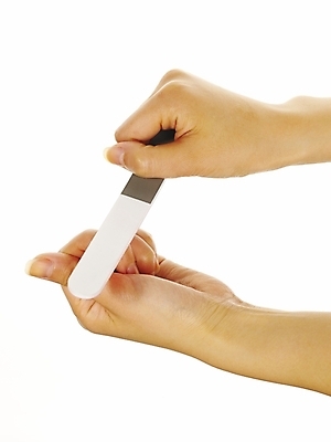 포토 JPG 스튜디오촬영 손 포즈 부분 손짓 신체부위 화장 뷰티 양손 미용용품 손톱관리 버퍼 손톱버퍼 국내포토 모션 실내 사람 네일아트 오브젝트 파일형식