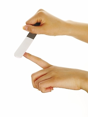 포토 JPG 스튜디오촬영 손 포즈 부분 손짓 신체부위 화장 뷰티 양손 미용용품 손톱관리 버퍼 손톱버퍼 국내포토 모션 실내 사람 네일아트 오브젝트 파일형식