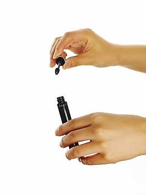 포토 JPG 스튜디오촬영 손 포즈 부분 손짓 신체부위 화장 뷰티 양손 마스카라 국내포토 모션 실내 사람 화장품 파일형식