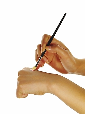 포토 JPG 스튜디오촬영 손 포즈 부분 누끼 손짓 신체부위 화장 뷰티 양손 붓 미용용품 손등 아이섀도 국내포토 모션 실내 사람 화장품 오브젝트 파일형식