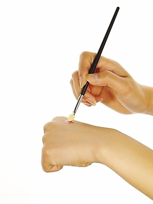 포토 JPG 스튜디오촬영 손 포즈 부분 누끼 손짓 신체부위 화장 뷰티 양손 붓 미용용품 아이섀도 국내포토 모션 실내 사람 화장품 오브젝트 파일형식