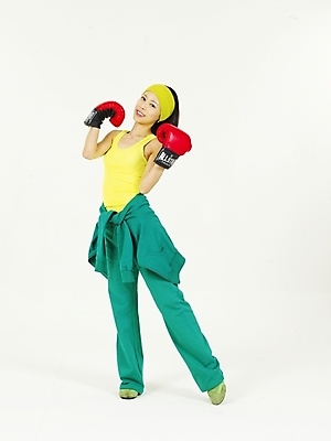 포토 JPG 스튜디오촬영 전신 모델 라이프스타일 웰빙 여자 포즈 다이어트 건강 두건 한명 누끼 사람 20대 성인 취미 생활 운동복 운동 헬스 권투 한국인 글러브 머리띠 권투글러브 여자만 여자한명만 성인여자만 청년만 청년여자만 성인한명만 청년여자한명만 성인여자한명만 성인만 국내포토 1 옷 스포츠용품 장갑 장신구 실내 동양인 청년 격투기 파일형식