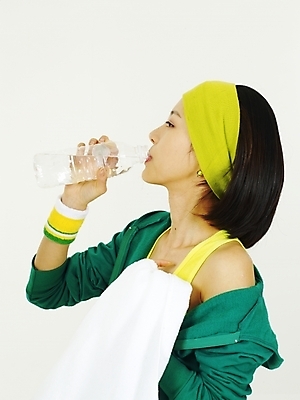 포토 JPG 스튜디오촬영 모델 라이프스타일 웰빙 여자 포즈 다이어트 부분 건강 두건 한명 사람 상반신 20대 성인 취미 생활 옆모습 물 운동복 수건 운동 헬스 한국인 마시기 머리띠 물통 식수 여자만 여자한명만 성인여자만 청년만 청년여자만 성인한명만 청년여자한명만 성인여자한명만 성인만 국내포토 자연요소 1 옷 뷰포인트 장신구 모션 실내 동양인 청년 위생용품 파일형식