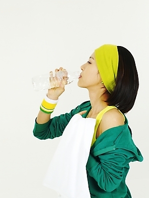 포토 JPG 스튜디오촬영 모델 라이프스타일 웰빙 여자 포즈 다이어트 부분 건강 두건 한명 사람 상반신 20대 성인 취미 라이프 생활 옆모습 물 운동복 수건 운동 헬스 한국인 마시기 머리띠 물통 식수 여자만 여자한명만 성인여자만 청년만 청년여자만 성인한명만 청년여자한명만 성인여자한명만 성인만 국내포토 자연요소 1 옷 뷰포인트 장신구 모션 실내 동양인 청년 위생용품 파일형식