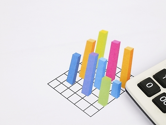 포토 JPG 스튜디오촬영 문자 기호 비즈니스 통계 그래프 사람없음 경제 전자계산기 계산기 성장 막대그래프 서류판 국내포토 문구용품 실내 사무용품 장비 파일형식