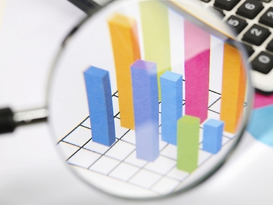 포토 JPG 스튜디오촬영 문자 기호 비즈니스 통계 돋보기 그래프 사람없음 경제 사무용품 전자계산기 계산기 확대 막대그래프 서류판 국내포토 문구용품 실내 장비 파일형식