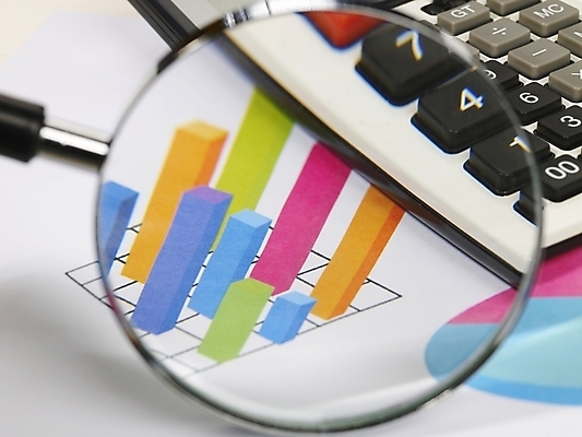 포토 JPG 스튜디오촬영 문자 기호 비즈니스 통계 돋보기 그래프 사람없음 경제 사무용품 전자계산기 계산기 확대 막대그래프 서류판 국내포토 문구용품 실내 장비 파일형식