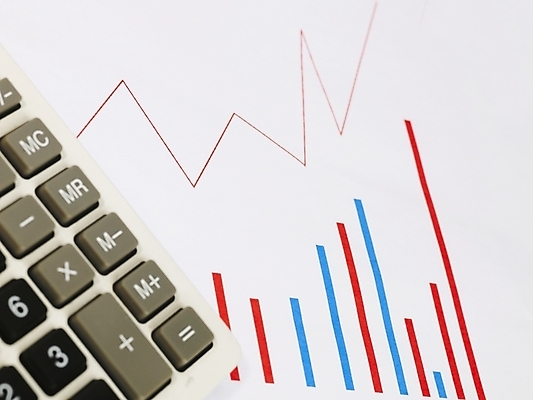 포토 JPG 스튜디오촬영 문자 기호 비즈니스 통계 그래프 사람없음 경제 사무용품 전자계산기 계산기 막대그래프 꺾은선그래프 회계 서류판 국내포토 문구용품 실내 장비 파일형식