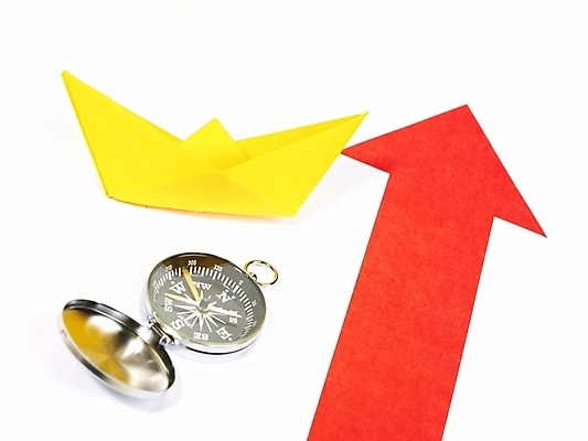 포토 JPG 스튜디오촬영 문자 기호 화살표 비즈니스 그래프 사람없음 경제 성장 나침반 상승 종이배 서류판 국내포토 컨셉 실내 사무용품 종이접기 파일형식