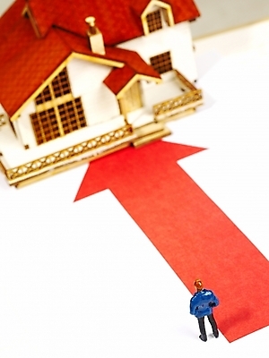 포토 JPG 스튜디오촬영 문자 기호 남자 화살표 인형 비즈니스 인체모형 부동산 그래프 주택 사람없음 경제 모형 미니어처 피규어 성장 가격 재테크 상승 프라모델 가치상승 서류판 남자만 국내포토 컨셉 실내 사람 건물 금융 장난감 사무용품 재산 파일형식