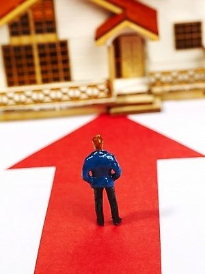 포토 JPG 스튜디오촬영 문자 기호 남자 화살표 인형 비즈니스 인체모형 부동산 그래프 주택 사람없음 경제 모형 미니어처 피규어 성장 가격 재테크 상승 프라모델 가치상승 서류판 남자만 국내포토 컨셉 실내 사람 건물 금융 장난감 사무용품 재산 파일형식