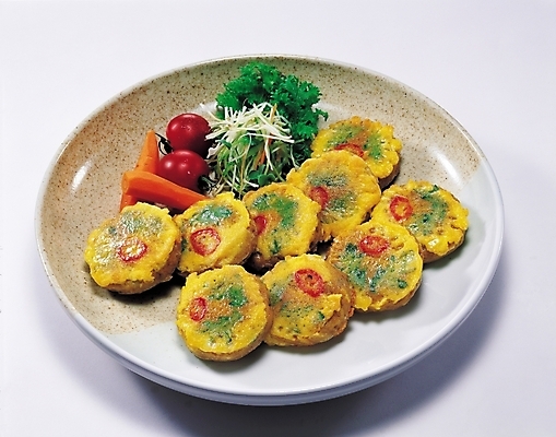 포토 JPG 그릇 식기 접시 한식 음식 방울토마토 한국 실내 근접촬영 사람없음 가로 당근 동그랑땡 전 부침개 부침 오징어야채전 국내포토 아시아 뷰포인트 토마토 뿌리채소 내부 파일형식