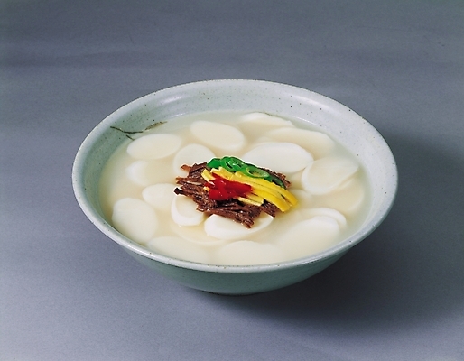 포토 JPG 그릇 식기 명절 한식 음식 한국 실내 근접촬영 사람없음 가로 설날 전통음식 고명 겨울음식 떡국 일품요리 국내포토 전통 기념일 아시아 뷰포인트 겨울 내부 파일형식