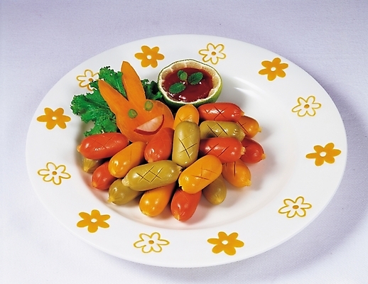 포토 JPG 그릇 식기 접시 음식 서양음식 실내 근접촬영 사람없음 장식 가로 당근 소시지 가공식품 케첩 소시지요리 국내포토 뷰포인트 뿌리채소 내부 소스_음식 파일형식