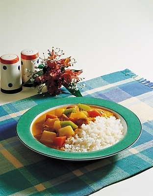 포토 JPG 그릇 식기 접시 꽃 한식 음식 밥 한국 실내 근접촬영 사람없음 장식 세로 식탁보 양념통 카레라이스 카레덮밥 국내포토 식물 아시아 뷰포인트 통 내부 양념 덮밥 카레 파일형식