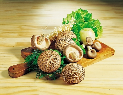 포토 JPG 음식 식재료 도마 실내 근접촬영 사람없음 가로 버섯 식용버섯 팽이버섯 표고버섯 송이 느타리버섯 국내포토 뷰포인트 주방용품 내부 파일형식