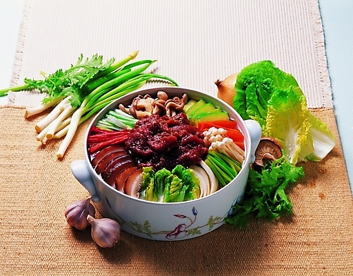 포토 JPG 그릇 식기 한식 음식 식재료 한국 실내 마늘 근접촬영 사람없음 가로 소고기 냄비 배추 팽이버섯 전골 파 쇠고기버섯전골 전골냄비 전골요리 국내포토 아시아 뷰포인트 채소 육류 내부 버섯 솥 파일형식