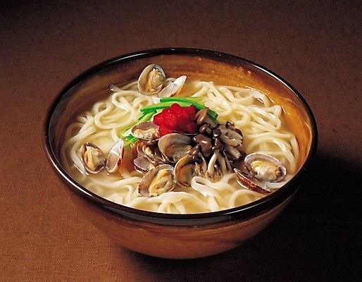 포토 JPG 그릇 식기 한식 음식 한국 실내 근접촬영 사람없음 가로 면류 면 해산물 국수 칼국수 해물칼국수 국내포토 아시아 뷰포인트 내부 파일형식