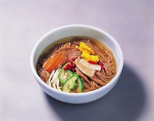 포토 JPG 그릇 식기 한식 음식 여름음식 한국 실내 근접촬영 사람없음 가로 대접 면류 면 국수 냉면 제철음식 국내포토 아시아 뷰포인트 내부 제철 파일형식 여름_계절