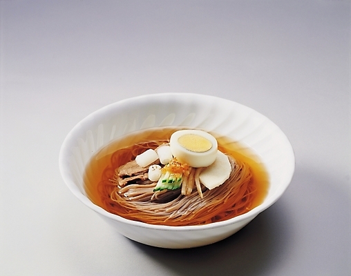 포토 JPG 그릇 식기 한식 음식 여름음식 한국 실내 근접촬영 사람없음 가로 대접 면류 면 국수 냉면 육수 제철음식 국내포토 아시아 뷰포인트 내부 제철 파일형식 여름_계절