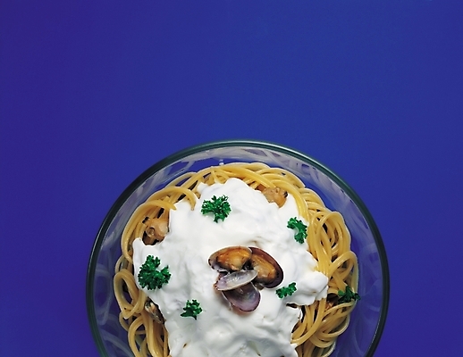 포토 JPG 그릇 식기 음식 컬러 파스타 서양음식 실내 스파게티 근접촬영 사람없음 가로 파란색 면류 크림스파게티 크림소스 국내포토 뷰포인트 내부 소스_음식 파일형식