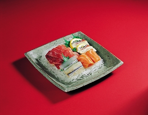 포토 JPG 그릇 접시 음식 컬러 실내 근접촬영 사람없음 가로 빨간색 생선회 모듬회 일본음식 국내포토 식기 뷰포인트 내부 회 파일형식