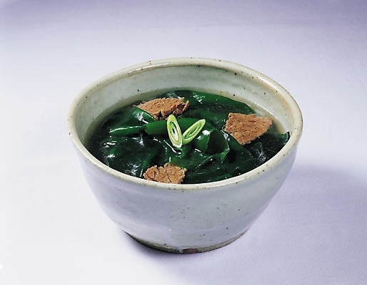 포토 JPG 그릇 식기 한식 음식 한국 실내 근접촬영 사람없음 가로 소고기 대접 해산물 국 파 미역국 국내포토 아시아 뷰포인트 채소 육류 내부 파일형식