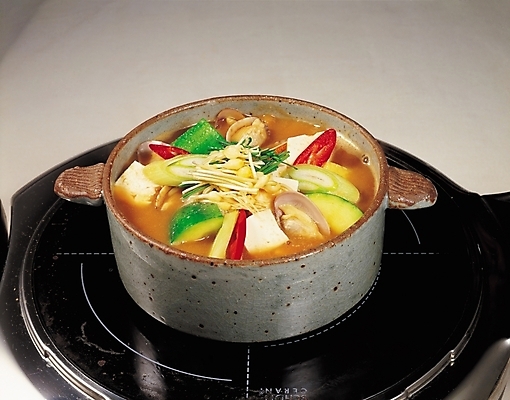 포토 JPG 한식 회색배경 호박 조개 실내 근접촬영 사람없음 된장찌개 뚝배기 두부 파 달래 전기렌지 국내포토 음식 뷰포인트 백그라운드 채소 어패류 내부 회색 찌개 파일형식