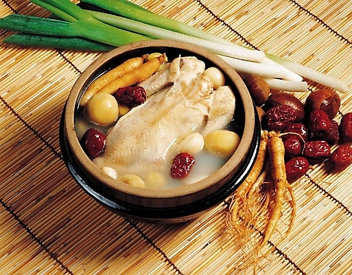 포토 JPG 한식 음식 여름음식 실내 마늘 근접촬영 사람없음 닭고기 인삼 밤 뚝배기 탕 대추 보양식 삼계탕 파 제철음식 국내포토 뷰포인트 채소 육류 내부 견과류 삼 몸보신 제철 파일형식 여름_계절