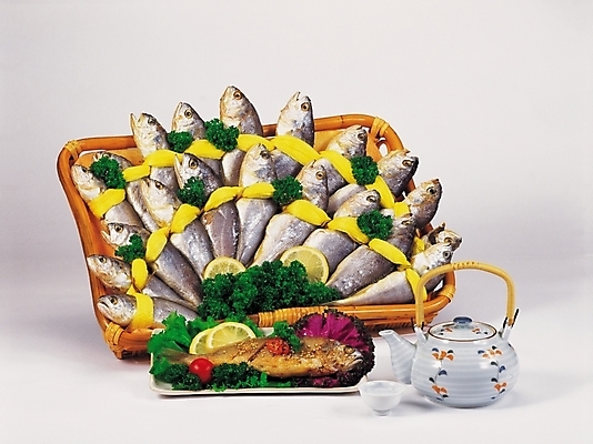 포토 JPG 음식 술잔 식재료 포장 주전자 쟁반 실내 선물 어류 요리 근접촬영 사람없음 가로 채반 술주전자 조기구이 조기_생선 국내포토 그릇 뷰포인트 주방용품 잔 내부 수중동물 생선구이 파일형식