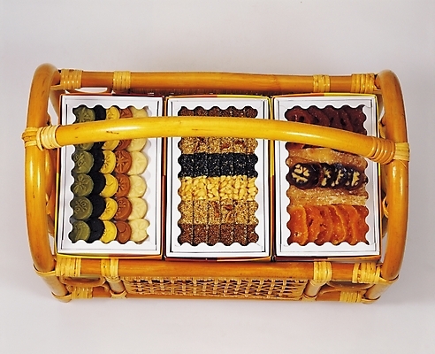 포토 JPG 한국전통 한식 디저트 실내 선물 근접촬영 사람없음 바구니 전통음식 한과 이바지음식 전통다과 국내포토 전통 음식 뷰포인트 한국 내부 다과 파일형식