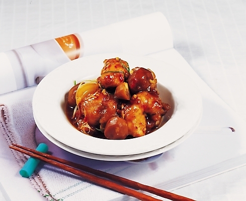 포토 JPG 그릇 식기 접시 한식 음식 젓가락 한국 실내 근접촬영 사람없음 책 가로 치킨 잡지 볶음 닭볶음 국내포토 아시아 뷰포인트 수저 내부 간행물 닭고기요리 파일형식