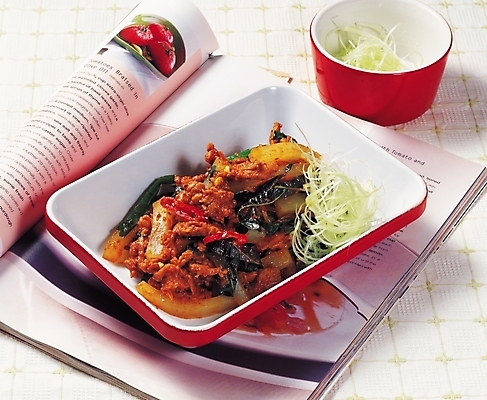 포토 JPG 그릇 한식 음식 반찬 한국 실내 근접촬영 사람없음 가로 잡지 볶음 제육볶음 파채 국내포토 식기 아시아 뷰포인트 내부 간행물 파일형식