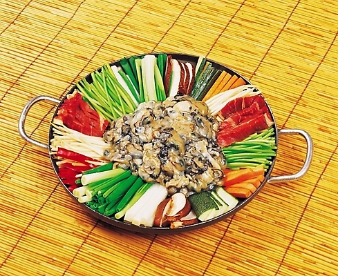 포토 JPG 한식 음식 한국 실내 근접촬영 사람없음 가로 굴 해산물 갈대밭 굴전골 전골냄비 해물전골 국내포토 아시아 뷰포인트 어패류 내부 냄비 전골 파일형식 갈대_식물