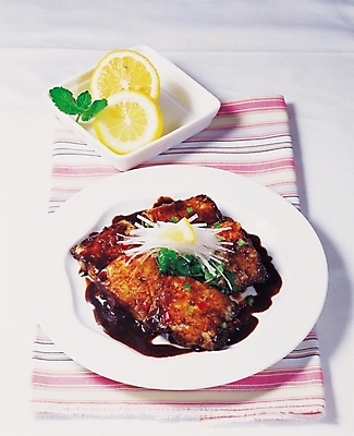 포토 JPG 그릇 접시 한식 음식 반찬 실내 사람없음 레몬 생선조림 국내포토 식기 과일 내부 조림 파일형식