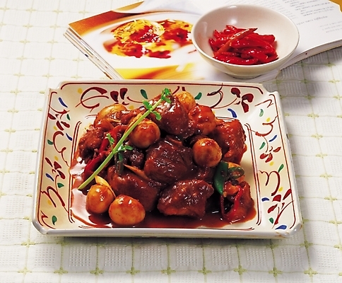 포토 JPG 그릇 한식 음식 반찬 실내 사람없음 잡지 찜 쇠고기장조림 국내포토 식기 내부 간행물 장조림 파일형식