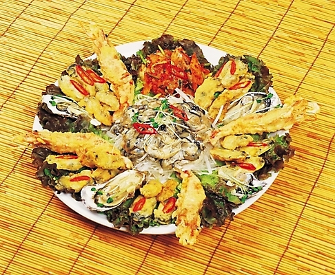 포토 JPG 그릇 한식 음식 반찬 쟁반 실내 사람없음 굴 안주 갈대밭 새우튀김 굴요리 국내포토 식기 어패류 새우 내부 튀김 파일형식 갈대_식물