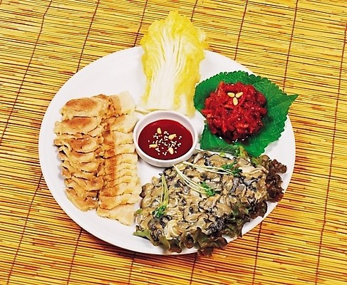 포토 JPG 그릇 식기 한식 음식 한국 쟁반 실내 돼지고기 근접촬영 사람없음 가로 굴 안주 갈대밭 보쌈 굴보쌈 국내포토 아시아 뷰포인트 어패류 육류 내부 파일형식 갈대_식물