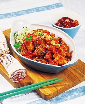 포토 JPG 그릇 식기 한식 음식 젓가락 도마 한국 실내 근접촬영 사람없음 세로 닭강정 국내포토 아시아 뷰포인트 주방용품 수저 내부 치킨 파일형식