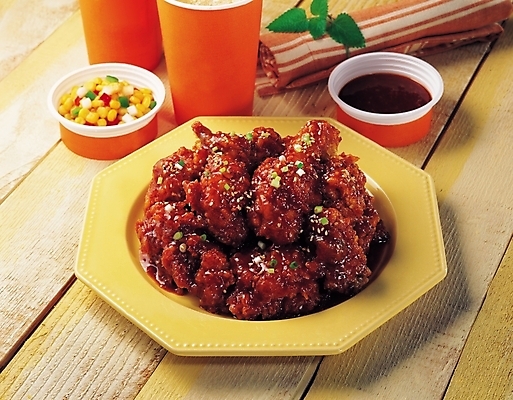 포토 JPG 그릇 식기 접시 음식 패스트푸드 실내 근접촬영 사람없음 가로 치킨 양념치킨 콘샐러드 국내포토 뷰포인트 내부 샐러드 인스턴트 닭고기요리 파일형식