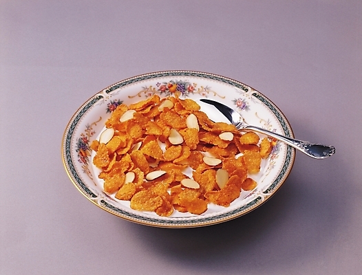 포토 JPG 그릇 식기 음식 서양음식 실내 근접촬영 사람없음 가로 숟가락 우유 견과류 대접 아침식사 아몬드 콘프레이크 국내포토 뷰포인트 유제품 수저 내부 식사 시리얼 파일형식