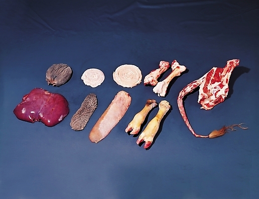 포토 JPG 음식 식재료 실내 육류 돼지고기 근접촬영 사람없음 소고기 부위 돼지족발 소꼬리 특수부위 남색배경 국내포토 뷰포인트 백그라운드 내부 남색 족발 파일형식