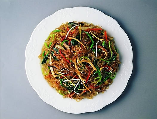 포토 JPG 그릇 식기 한식 음식 한국 실내 근접촬영 사람없음 가로 하이앵글 중식 면류 무침 당면 잡채 국내포토 아시아 뷰포인트 내부 파일형식