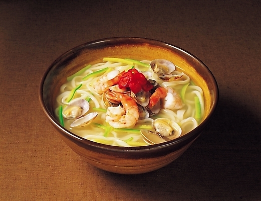 포토 JPG 그릇 식기 한식 음식 한국 실내 근접촬영 사람없음 가로 대접 면류 면 해산물 국수 칼국수 해물칼국수 국내포토 아시아 뷰포인트 내부 파일형식