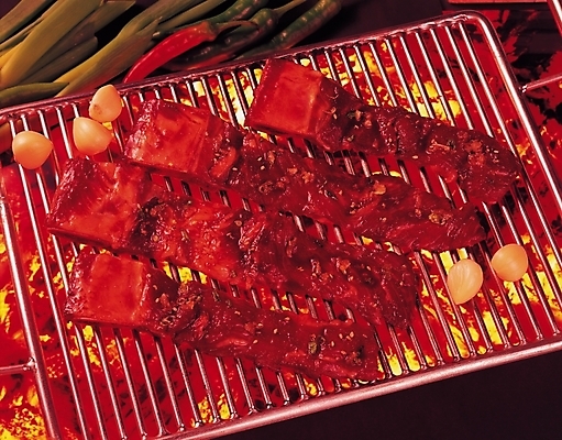 포토 JPG 한식 음식 고추 실내 마늘 육류 근접촬영 사람없음 빨간색 철판 갈비 파 숯불 돼지갈비 소갈비 숯불구이 국내포토 뷰포인트 컬러 채소 식재료 내부 소고기 구이 파일형식