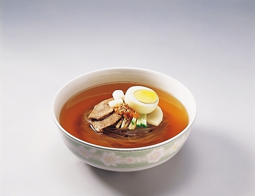 포토 JPG 그릇 식기 한식 음식 여름음식 한국 실내 근접촬영 사람없음 가로 계란 대접 면류 면 국수 냉면 물냉면 제철음식 국내포토 아시아 뷰포인트 내부 알 제철 파일형식 여름_계절