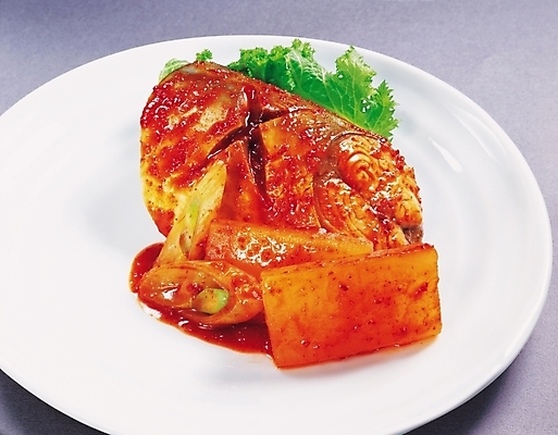 포토 JPG 그릇 접시 한식 음식 반찬 실내 근접촬영 사람없음 생선요리 고등어 고등어조림 국내포토 식기 뷰포인트 어류 내부 조림 파일형식