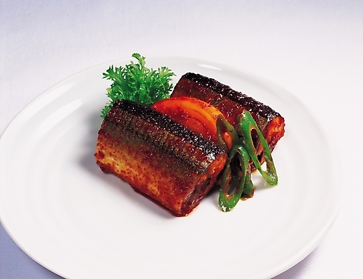 포토 JPG 그릇 접시 한식 음식 반찬 한국 실내 사람없음 생선요리 꽁치 꽁치조림 국내포토 식기 아시아 어류 내부 조림 파일형식