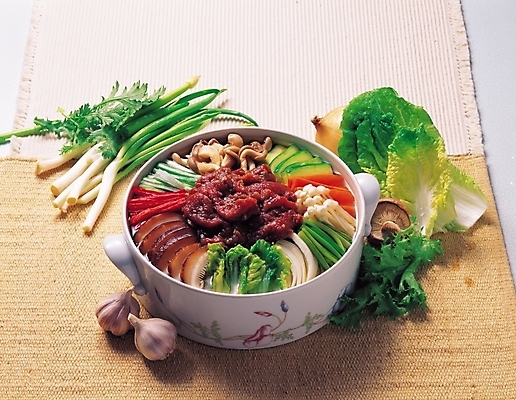 포토 JPG 그릇 식기 한식 음식 식재료 재료 한국 실내 마늘 근접촬영 사람없음 가로 버섯 소고기 배추 전골 파 쑥갓 쇠고기버섯전골 전골냄비 국내포토 아시아 뷰포인트 채소 육류 내부 냄비 파일형식