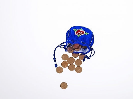 포토 JPG 스튜디오촬영 한국전통 돈 장신구 복주머니 사람없음 금융 경제 동전 운세 원화 행운 전통의상 오브젝트 십원 국내포토 전통 컨셉 전통소품 한국 실내 재산 파일형식